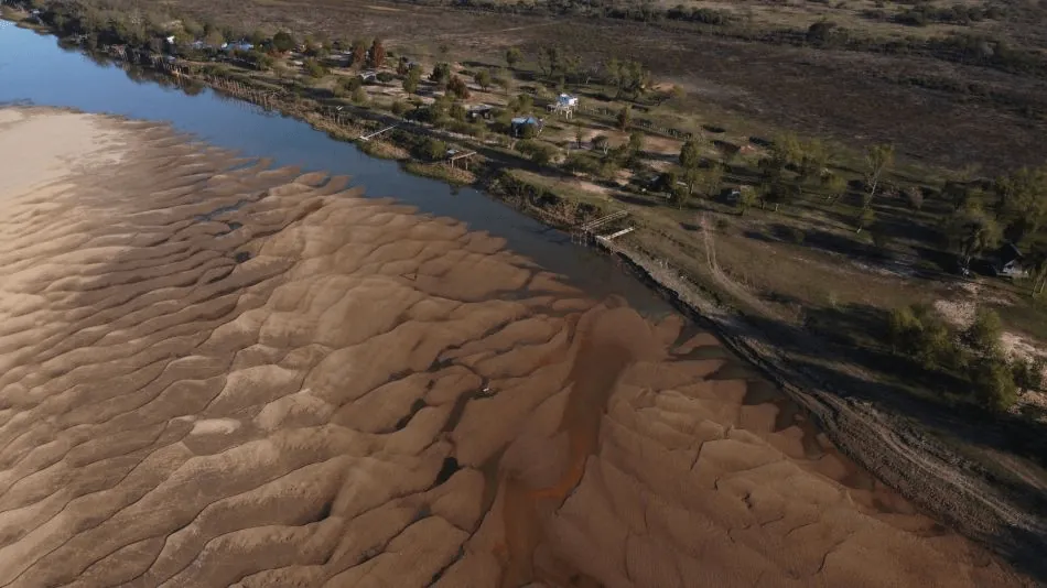 Nos atraviesa un río.