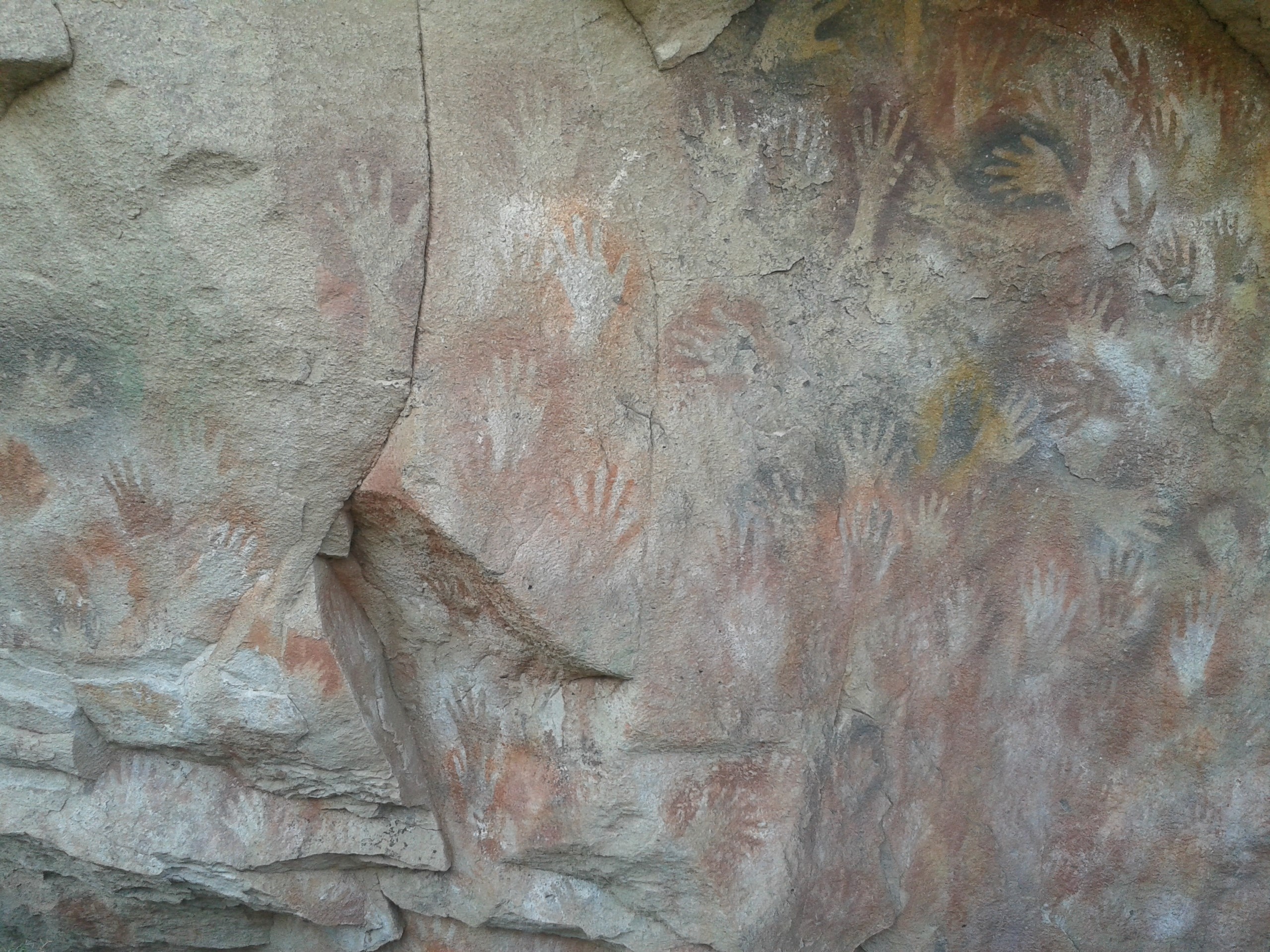 Al abrigo de la meseta patagónica:                la Cueva de las Manos